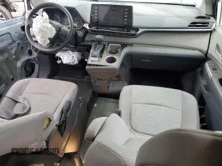 2022 Toyota Sienna LE z VIN 5TDKSKFC3NS070984, wystawiony jako Copart lot #60705265 z przebiegiem 10 846 mil mil oraz Czysty tytuł • Clean title. Historia ofert i sprzedaży dostępna na DreamBid. Obrazek 8.