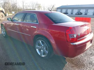 2008 Chrysler 300 Touring z VIN 2C3KA53G78H320035, wystawiony jako IAAI lot #41947682 z przebiegiem 92 589 mil mil oraz . Historia ofert i sprzedaży dostępna na DreamBid. Obrazek 3.