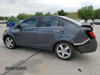 2013 Chevrolet Sonic LTZ z VIN 1G1JE5SH0D4102525, wystawiony jako Copart lot #60976595 z przebiegiem 138 420 mil mil oraz Szkoda całkowita • Salvage title. Historia ofert i sprzedaży dostępna na DreamBid. Obrazek 2.
