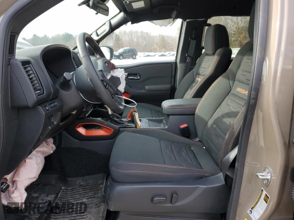 2024 Nissan Frontier Pro-4X с VIN 1N6ED1EKXRN621821, выставлен на аукционе Copart как лот 44488225 с пробегом 6 083 миль миль и Списание • Salvage title. История ставок и продаж доступна на DreamBid. Изображение 7.