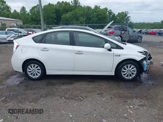 2014 Toyota Prius with VIN JTDKN3DP6E3055058, listed as a IAAI auction lot 42233555 with 133,718 mi miles and . Bid and sale history available at DreamBid. Image 13.