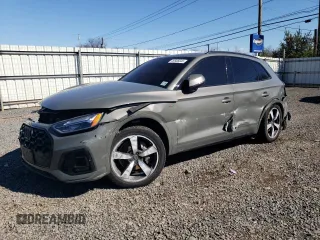 2023 Audi Q5 S line Premium Plus z VIN WA1EAAFY6P2136552, wystawiony jako Copart lot #49588345 z przebiegiem 48 874 mil mil oraz Szkody całkowita. Historia ofert i sprzedaży dostępna na DreamBid. Obrazek 1.