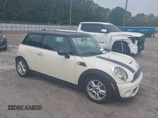2011 MINI Hardtop z VIN WMWSU3C52BT096539, wystawiony jako IAAI lot #42140064 z przebiegiem 89 046 mil mil oraz . Historia ofert i sprzedaży dostępna na DreamBid. Obrazek 1.