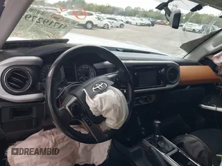 2017 Toyota Tacoma SR5 z VIN 5TFRZ5CN1HX042942, wystawiony jako IAAI lot #41719279 z przebiegiem 82 108 mil mil oraz . Historia ofert i sprzedaży dostępna na DreamBid. Obrazek 5.