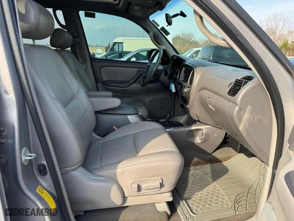 2001 Toyota Sequoia Limited with VIN 5TDBT48A81S014277, listed as a Copart auction lot 47901325 with 121,786 mi miles and Clean Title. Bid and sale history available at carsss.com. Image 5.