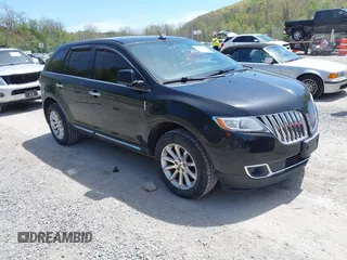 2011 Lincoln MKX z VIN 2LMDJ8JK1BBJ04320, wystawiony jako IAAI lot #42075015 z przebiegiem 135 120 mil mil oraz . Historia ofert i sprzedaży dostępna na DreamBid. Obrazek 1.