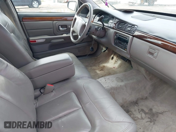 1999 Cadillac DeVille DHS z VIN 1G6KE54Y2XU752599, wystawiony jako IAAI lot #42141950 z przebiegiem 135 999 mil mil oraz . Historia ofert i sprzedaży dostępna na DreamBid. Obrazek 5.