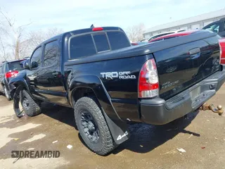 2015 Toyota Tacoma z VIN 5TFLU4EN6FX123489, wystawiony jako IAAI lot #41813057 z przebiegiem 104 828 mil mil oraz . Historia ofert i sprzedaży dostępna na DreamBid. Obrazek 3.