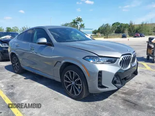 2025 BMW X6 xDrive40i z VIN 5UX33EX04S9X20728, wystawiony jako IAAI lot #42192580 z przebiegiem 22 906 mil mil oraz . Historia ofert i sprzedaży dostępna na DreamBid. Obrazek 1.