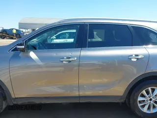 2018 Kia Sorento L z VIN 5XYPG4A32JG377807, wystawiony jako IAAI lot #41963441 z przebiegiem 121 339 mil mil oraz . Historia ofert i sprzedaży dostępna na DreamBid. Obrazek 14.