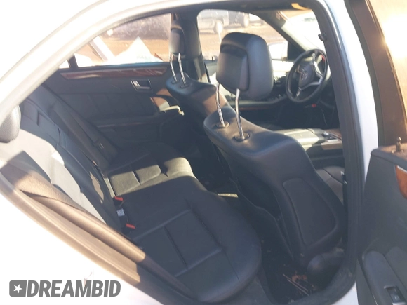 2013 Mercedes-Benz E 350 Luxury z VIN WDDHF5KB2DA740006, wystawiony jako IAAI lot #41391159 z przebiegiem 117 467 mil mil oraz . Historia ofert i sprzedaży dostępna na DreamBid. Obrazek 8.