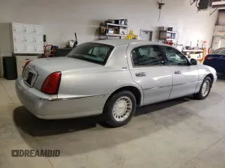 2002 Lincoln Town Car Executive z VIN 1LNHM81W32Y628546, wystawiony jako Copart lot #54248775 z przebiegiem 188 496 mil mil oraz Czysty tytuł • Clean title. Historia ofert i sprzedaży dostępna na DreamBid. Obrazek 3.