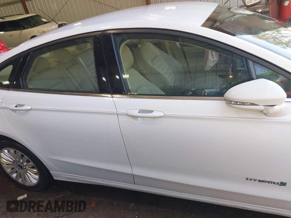2014 Ford Fusion SE Hybrid with VIN 3FA6P0LU0ER373945, listed as a IAAI auction lot 41810533 with 82,177 mi miles. Bid and sale history available at carsss.com. Image 13.