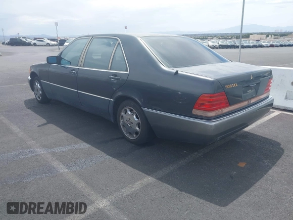 1992 Mercedes-Benz 500 z VIN WDBGA51E0NA023491, wystawiony jako IAAI lot #42058835 z przebiegiem 260 421 mil mil oraz . Historia ofert i sprzedaży dostępna na DreamBid. Obrazek 3.