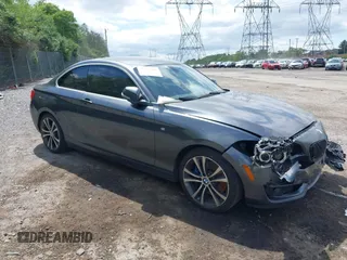 2015 BMW 2 Series 228i z VIN WBA1F5C50FV256834, wystawiony jako IAAI lot #42303246 z przebiegiem 133 464 mil mil oraz . Historia ofert i sprzedaży dostępna na DreamBid. Obrazek 1.
