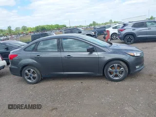 2018 Ford Focus SE z VIN 1FADP3FE5JL228583, wystawiony jako IAAI lot #42313614 z przebiegiem 84 240 mil mil oraz . Historia ofert i sprzedaży dostępna na DreamBid. Obrazek 13.