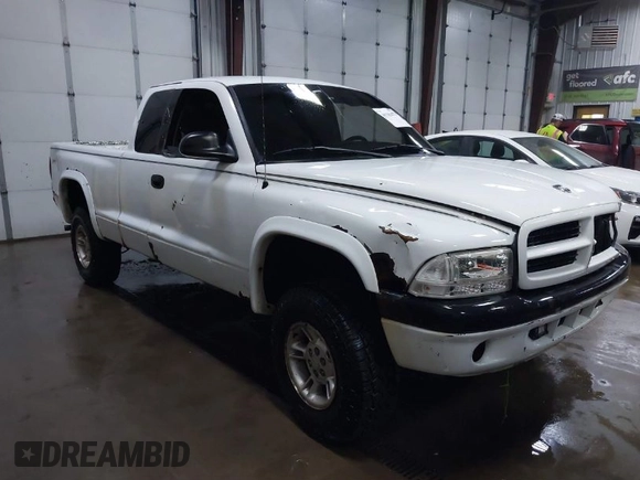 1998 Dodge Dakota SLT with VIN 1B7GG22Y1WS637629, listed as a IAAI auction lot 41781675 with 181,590 mi miles. Bid and sale history available at carsss.com. Image 1.