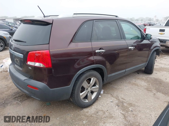 2012 Kia Sorento EX z VIN 5XYKU3A63CG306285, wystawiony jako IAAI lot #42166617 z przebiegiem 215 132 mil mil oraz . Historia ofert i sprzedaży dostępna na DreamBid. Obrazek 4.