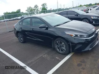 2024 Kia Forte LXS z VIN 3KPF24AD5RE704650, wystawiony jako IAAI lot #42288244 z przebiegiem 26 077 mil mil oraz . Historia ofert i sprzedaży dostępna na DreamBid. Obrazek 13.