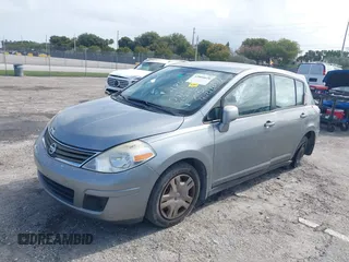 2011 Nissan Versa SL z VIN 3N1BC1CP3BL402120, wystawiony jako IAAI lot #42006620 z przebiegiem 147 023 mil mil oraz . Historia ofert i sprzedaży dostępna na DreamBid. Obrazek 17.