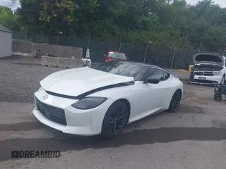 2023 Nissan Z Proto Spec с VIN JN1BZ4BH4PM311977, выставлен на аукционе IAAI как лот 42352895 с пробегом 1 020 миль миль и . История ставок и продаж доступна на DreamBid. Изображение 2.