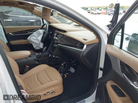 2024 Cadillac XT6 Premium Luxury z VIN 1GYKPERS5RZ741592, wystawiony jako IAAI lot #41327267 z przebiegiem 5 889 mil mil oraz . Historia ofert i sprzedaży dostępna na DreamBid. Obrazek 5.