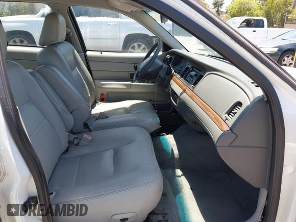 2004 Ford Crown Victoria LX z VIN 2FAFP74W34X170637, wystawiony jako IAAI lot #42478531 z przebiegiem 168 885 mil mil oraz . Historia ofert i sprzedaży dostępna na DreamBid. Obrazek 5.