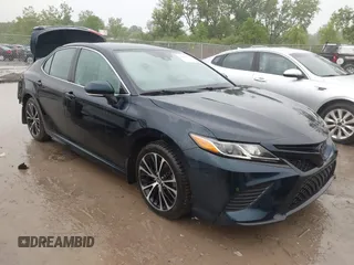 2020 Toyota Camry SE z VIN 4T1J11AK6LU998946, wystawiony jako IAAI lot #42287921 z przebiegiem 62 544 mil mil oraz . Historia ofert i sprzedaży dostępna na DreamBid. Obrazek 1.