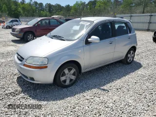 2007 Chevrolet Aveo LS z VIN KL1TD66617B758922, wystawiony jako Copart lot #52804665 z przebiegiem 91 639 mil mil oraz Szkody całkowita. Historia ofert i sprzedaży dostępna na DreamBid. Obrazek 1.