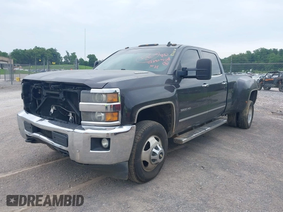 2015 Chevrolet Silverado 3500HD LTZ z VIN 1GC4K0C85FF127359, wystawiony jako IAAI lot #42252408 z przebiegiem 273 905 mil mil oraz . Historia ofert i sprzedaży dostępna na DreamBid. Obrazek 2.