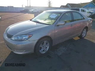 2005 Toyota Camry STD z VIN 4T1BE32KX5U015451, wystawiony jako IAAI lot #41426370 z przebiegiem 255 358 mil mil oraz . Historia ofert i sprzedaży dostępna na DreamBid. Obrazek 2.