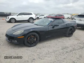 2010 Chevrolet Corvette z VIN 1G1YF2DW0A5101953, wystawiony jako Copart lot #52018495 z przebiegiem 75 072 mil mil oraz Szkoda całkowita • Salvage title. Historia ofert i sprzedaży dostępna na DreamBid. Obrazek 1.