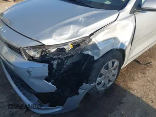2023 Kia Rio S z VIN 3KPA24AD2PE545609, wystawiony jako IAAI lot #41993823 z przebiegiem 12 186 mil mil oraz . Historia ofert i sprzedaży dostępna na DreamBid. Obrazek 6.