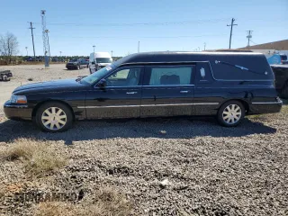 2003 Lincoln Town Car z VIN 1LJFM81WX3Y681139, wystawiony jako Copart lot #49991105 z przebiegiem 85 206 mil mil oraz Czysty tytuł • Clean title. Historia ofert i sprzedaży dostępna na DreamBid. Obrazek 2.