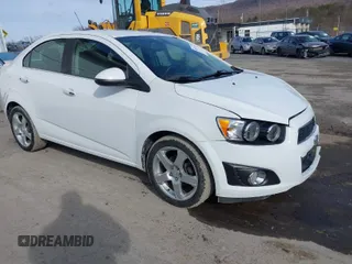 2015 Chevrolet Sonic LTZ z VIN 1G1JE5SB8F4111617, wystawiony jako IAAI lot #41691325 z przebiegiem 95 122 mil mil oraz . Historia ofert i sprzedaży dostępna na DreamBid. Obrazek 1.