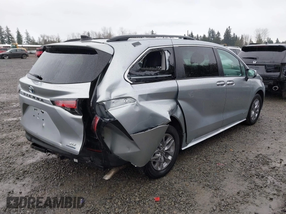 2021 Toyota Sienna XLE with VIN 5TDJSKFC8MS037697, listed as a IAAI auction lot 41711070 with 29,198 mi miles. Bid and sale history available at carsss.com. Image 4.