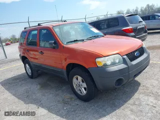 2007 Ford Escape XLS with VIN 1FMYU02Z27KA04600, listed as a IAAI auction lot 42059639 with 141,296 mi miles. Bid and sale history available at carsss.com. Image 1.