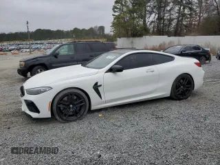 2020 BMW M8 z VIN WBSAE0C09LCD76941, wystawiony jako Copart lot #43378505 z przebiegiem 67 146 mil mil oraz Czysty tytuł • Clean title. Historia ofert i sprzedaży dostępna na DreamBid. Obrazek 1.