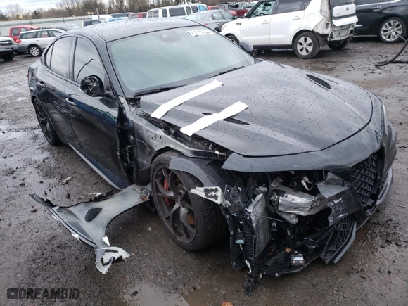 2018 Alfa Romeo Giulia Quadrifoglio with VIN ZARFAEAV4J7571567, listed as a Copart auction lot 81815233 with 27,579 mi miles. Bid and sale history available at carsss.com. Image 4.