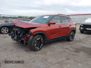 2024 Kia Seltos SX z VIN KNDETCA74R7587057, wystawiony jako IAAI lot #41595407 z przebiegiem 3 504 mil mil oraz . Historia ofert i sprzedaży dostępna na DreamBid. Obrazek 2.