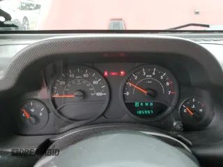 2007 Jeep Wrangler X z VIN 1J4FA24177L230692, wystawiony jako Copart lot #58485465 z przebiegiem 185 997 mil mil oraz Czysty tytuł • Clean title. Historia ofert i sprzedaży dostępna na DreamBid. Obrazek 9.