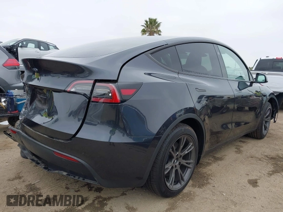 2025 Tesla Model Y Long Range z VIN 7SAYGDED8SF259764, wystawiony jako IAAI lot #42095888 z przebiegiem 2 685 mil mil oraz . Historia ofert i sprzedaży dostępna na DreamBid. Obrazek 4.