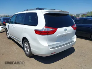 2015 Toyota Sienna LE AAS z VIN 5TDKK3DC3FS553918, wystawiony jako IAAI lot #42309906 z przebiegiem 127 529 mil mil oraz . Historia ofert i sprzedaży dostępna na DreamBid. Obrazek 3.