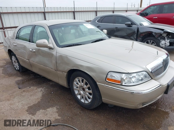2006 Lincoln Town Car Signature z VIN 1LNHM81W66Y604098, wystawiony jako IAAI lot #42063391 z przebiegiem 93 541 mil mil oraz . Historia ofert i sprzedaży dostępna na DreamBid. Obrazek 1.