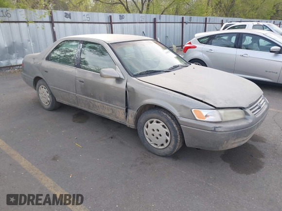 1998 Toyota Camry LE z VIN JT2BG22K8W0144508, wystawiony jako IAAI lot #42083963 z przebiegiem 222 776 mil mil oraz . Historia ofert i sprzedaży dostępna na DreamBid. Obrazek 1.