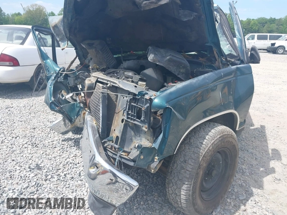 1996 GMC Yukon with VIN 1GKEC13R7TJ704518, listed as a IAAI auction lot 42095936 with 1 mi miles. Bid and sale history available at carsss.com. Image 13.
