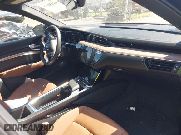 2022 Audi e-tron Premium z VIN WA1AAAGE4NB020119, wystawiony jako IAAI lot #41830433 z przebiegiem 27 591 mil mil oraz . Historia ofert i sprzedaży dostępna na DreamBid. Obrazek 5.