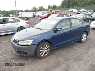 2011 Volkswagen Jetta SE z VIN 3VWDZ7AJ2BM388322, wystawiony jako IAAI lot #42772120 z przebiegiem 240 415 mil mil oraz . Historia ofert i sprzedaży dostępna na DreamBid. Obrazek 2.