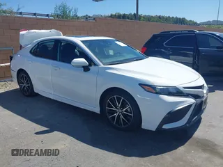 2023 Toyota Camry SE z VIN 4T1T11AK2PU747789, wystawiony jako IAAI lot #42315332 z przebiegiem 24 133 mil mil oraz . Historia ofert i sprzedaży dostępna na DreamBid. Obrazek 1.