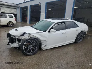 2020 Chrysler 300 S z VIN 2C3CCABTXLH239089, wystawiony jako Copart lot #55530785 z przebiegiem Nie podano mil oraz Szkoda całkowita • Salvage title. Historia ofert i sprzedaży dostępna na DreamBid. Obrazek 1.